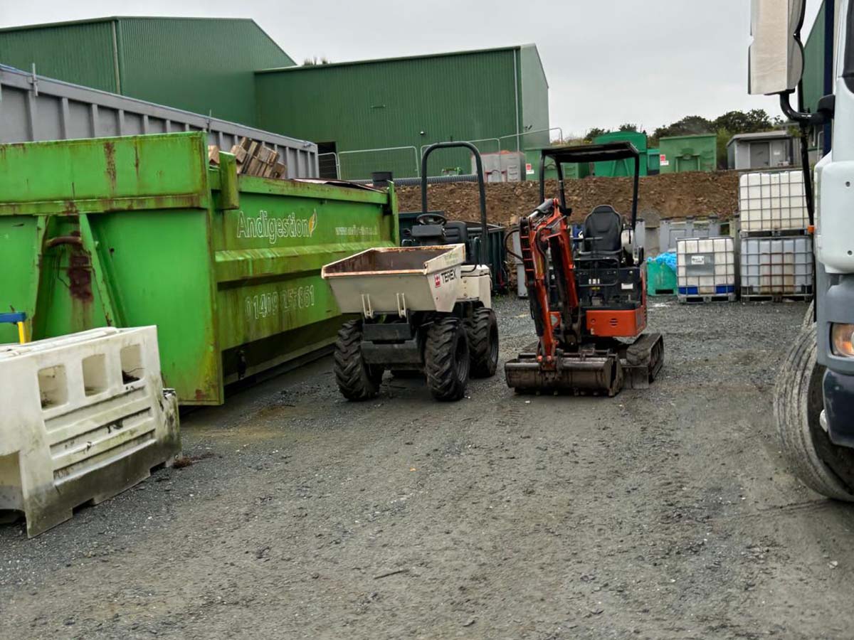 Mini Digger 1.85 ton zero-tailed swing - Image 4